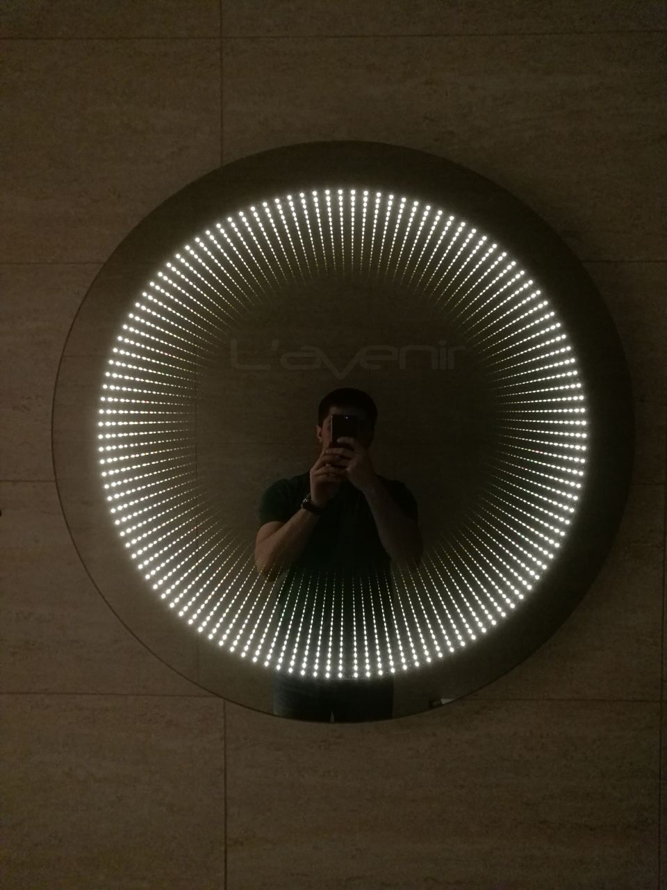 Круглое зеркало с эффектом бесконечности